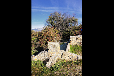 Detalle de nuestro abrevadero construido con piedra granítica.