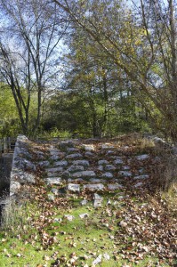  Puente Romano de Talcano, del que sólo se conserva un arco.    