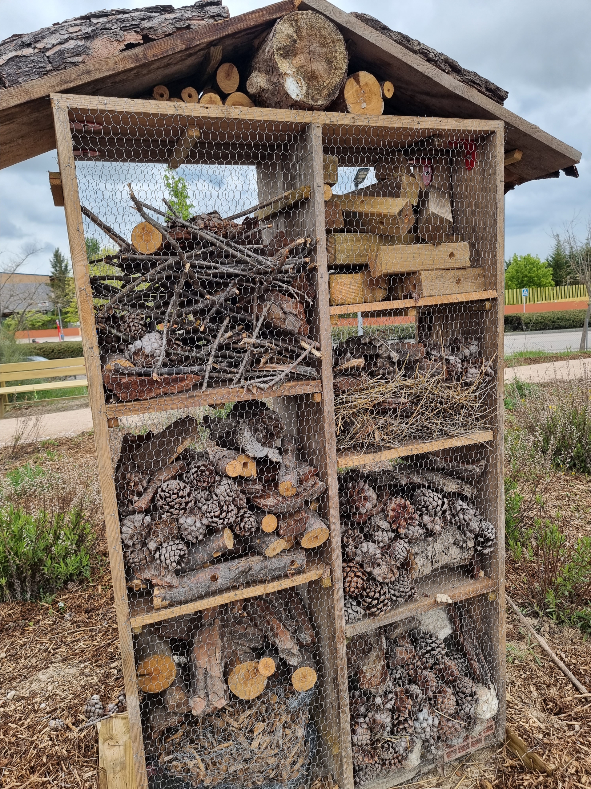 Hotel de insectos de madera en el Biobosque de Villalbilla
