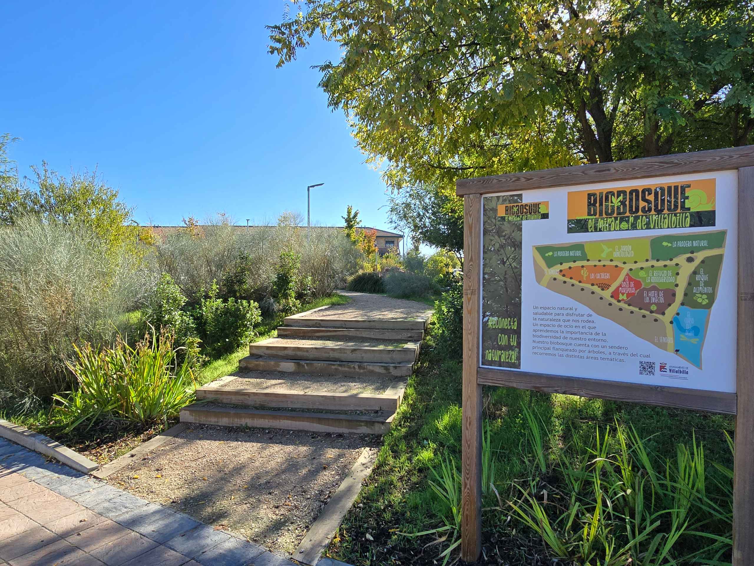 Entrada al Biobosque de Villalbilla con cartel explicativo de áreas temáticas