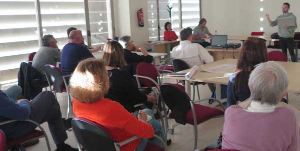 Campañas de concienciación Ponencia con un grupo de personas hablando de concienciación y cuidado del medioambiente urbano